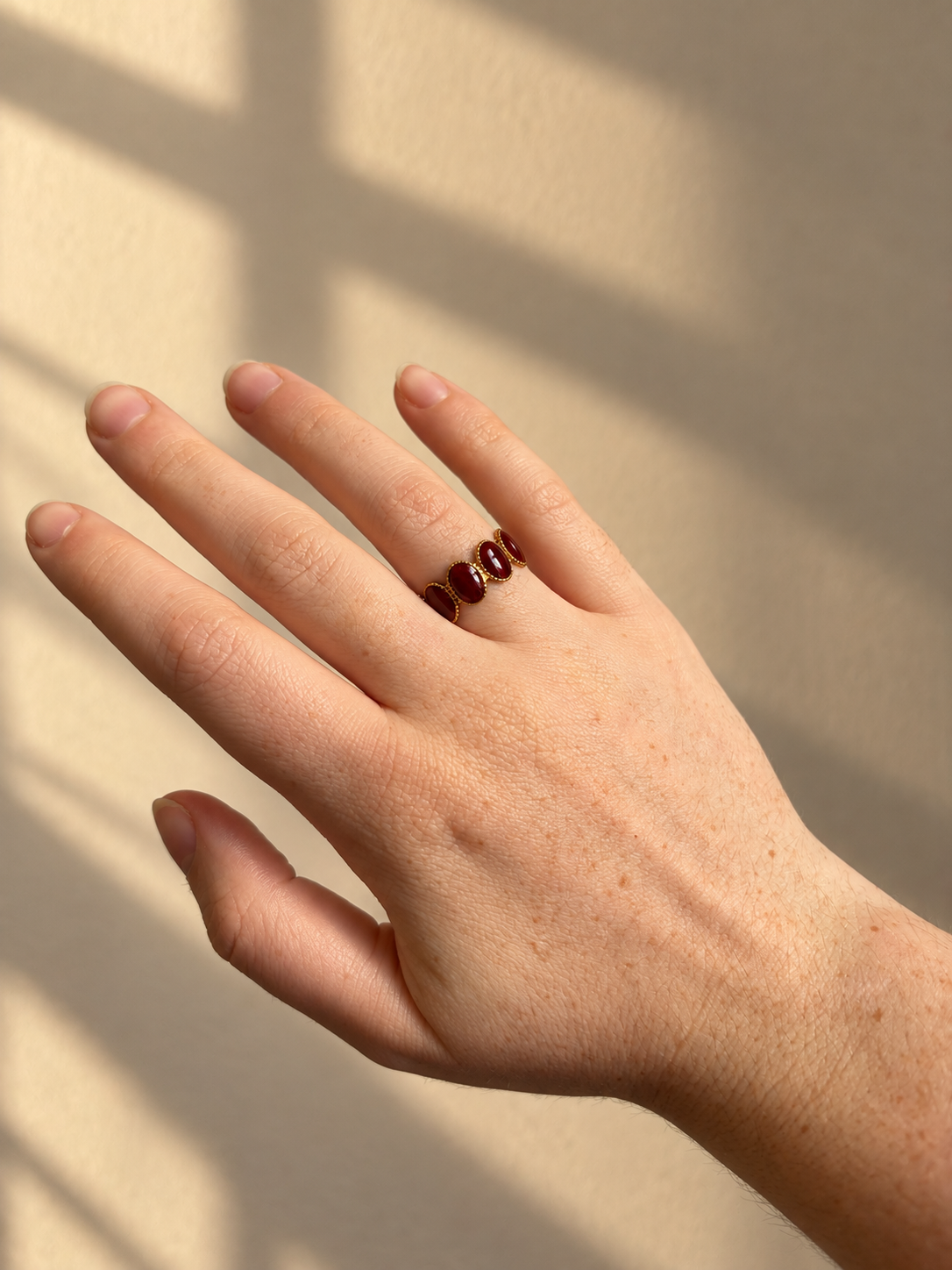 Mirelia Ring gold red stones worn