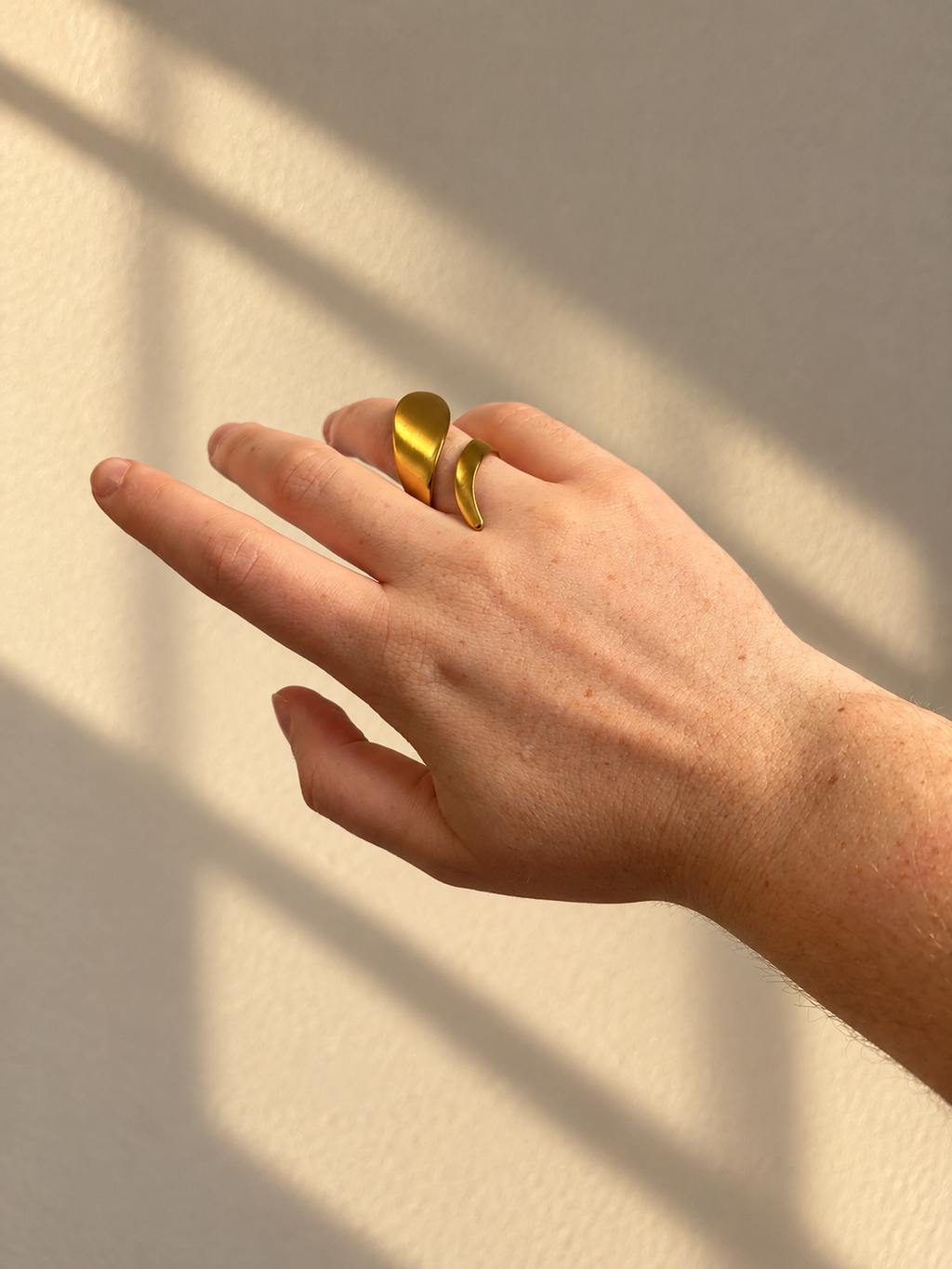 Ondina Ring Gold worn on hand